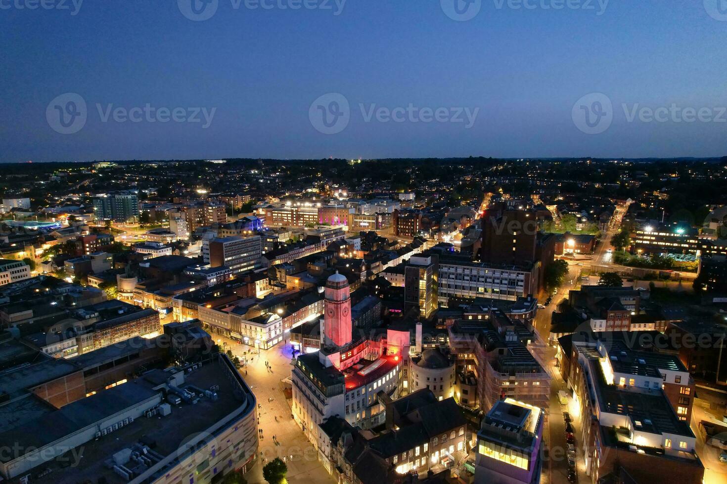 antenne visie van verlichte downtown gebouwen, wegen en centraal luton stad van Engeland uk Bij begin van Doorzichtig weer nacht van september 5e, 2023 foto