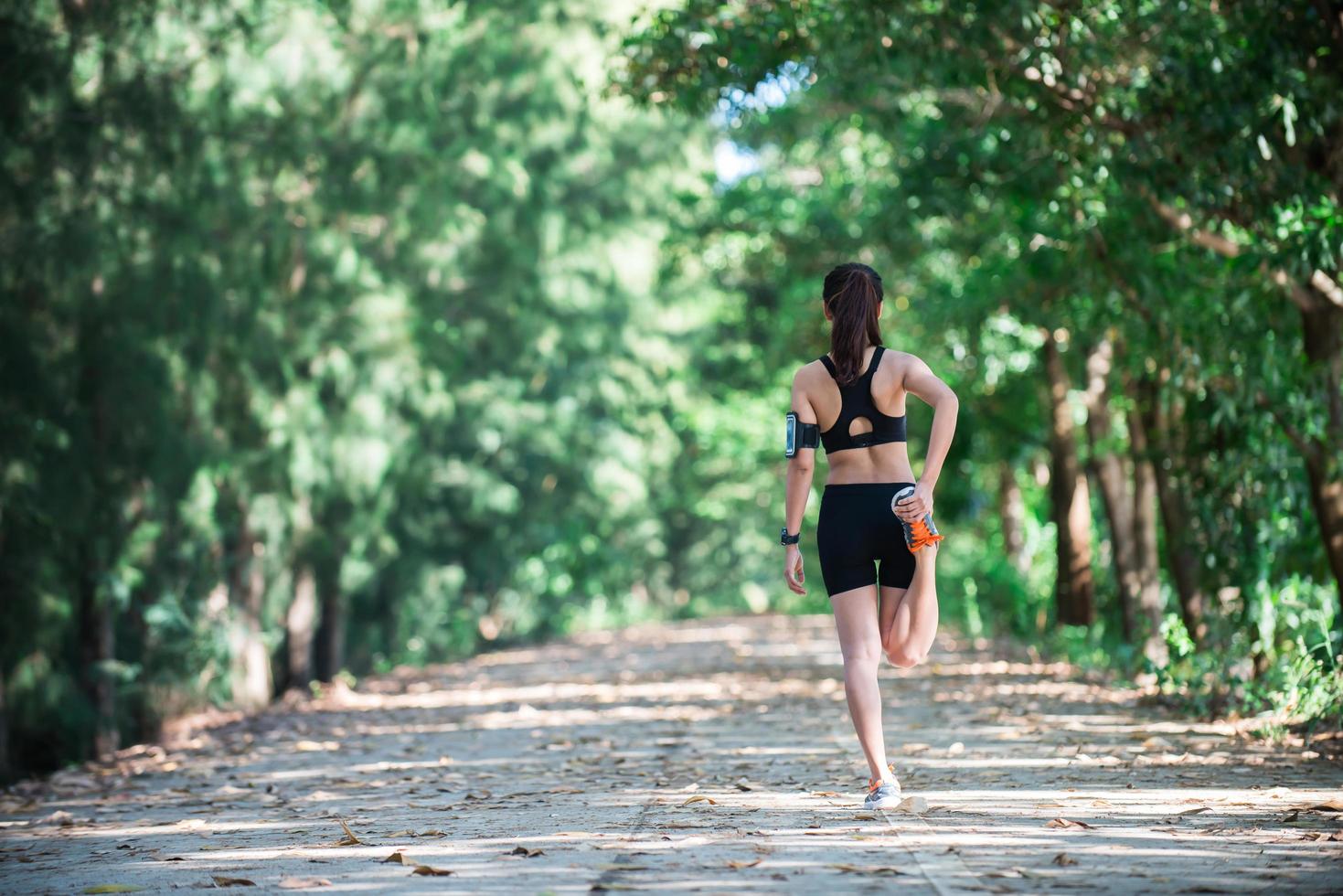 jonge fitness vrouw benen strekken voor run. foto