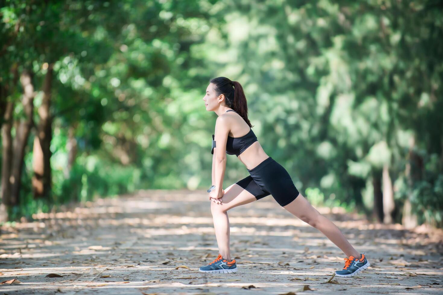 jonge fitness vrouw benen strekken voor run. foto