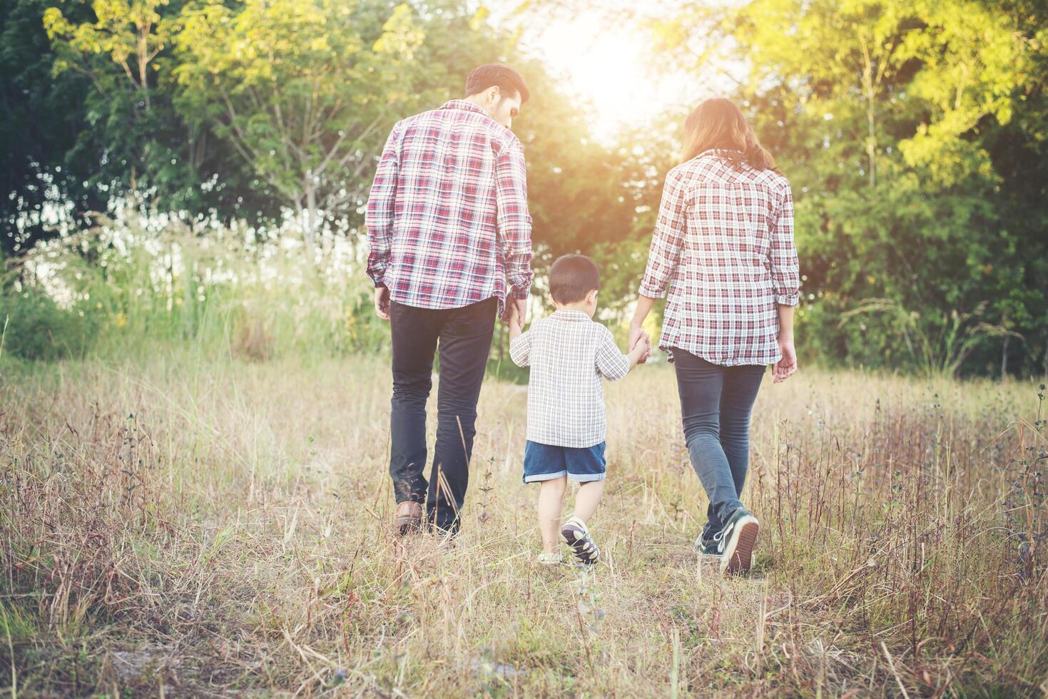 jong gezin goede tijd samen doorbrengen. familie buitenshuis in liefde. foto