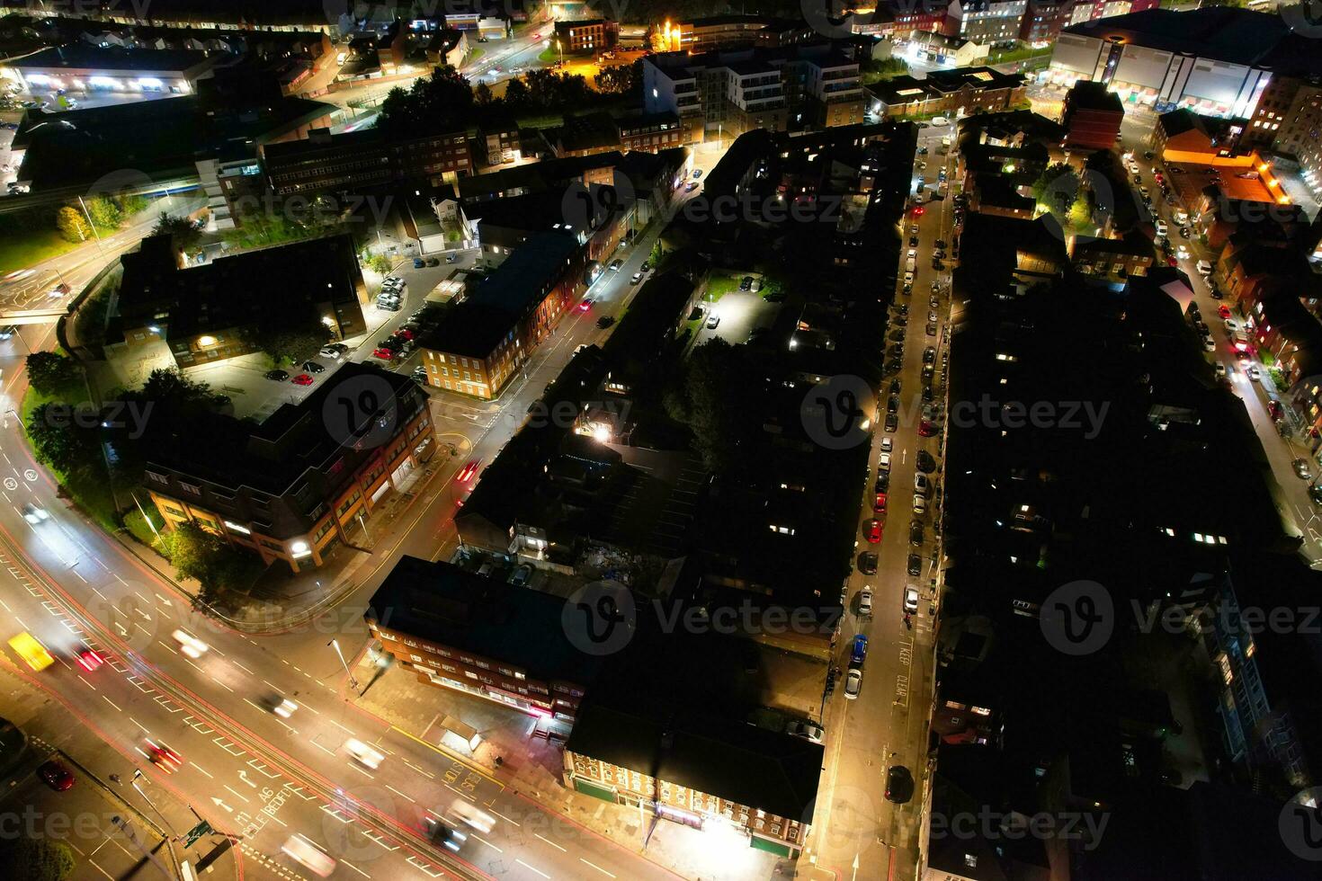 antenne visie van verlichte downtown gebouwen, wegen en centraal luton stad van Engeland uk Bij begin van Doorzichtig weer nacht van september 5e, 2023 foto