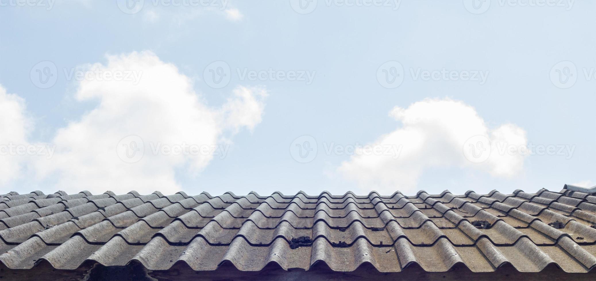 dak van huis in bewolkte hemel als achtergrond foto