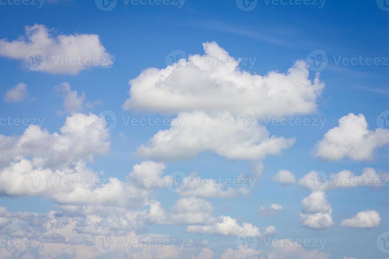 wolken in een frisse blauwe lucht foto