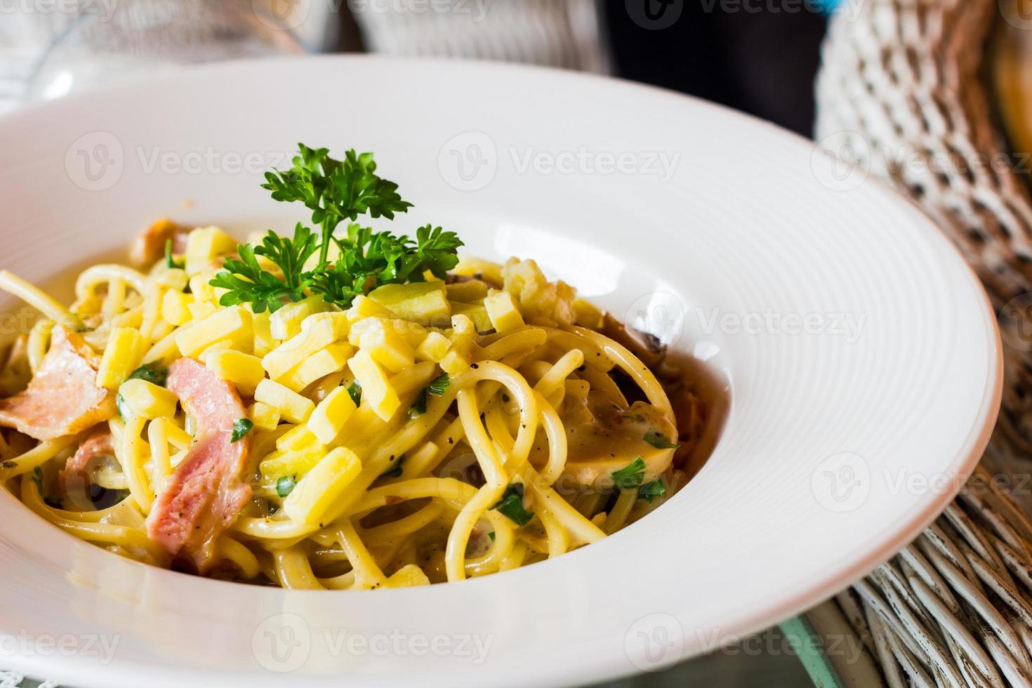 close-up spaghetti carbonara op schotel foto