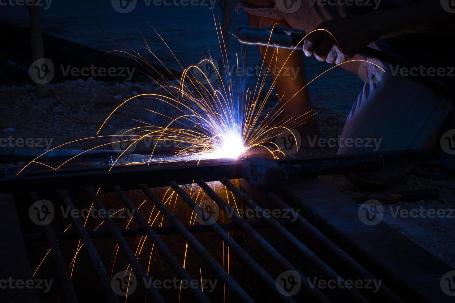 close-up Aziatische lasser man aan het werk op de metalen sculptuur foto