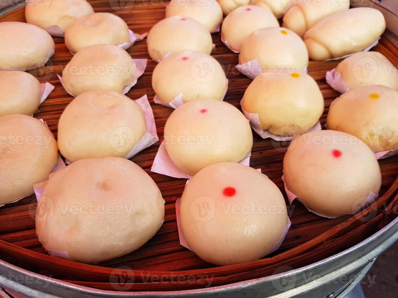 close-up stoombroodjes in thai walking street market foto