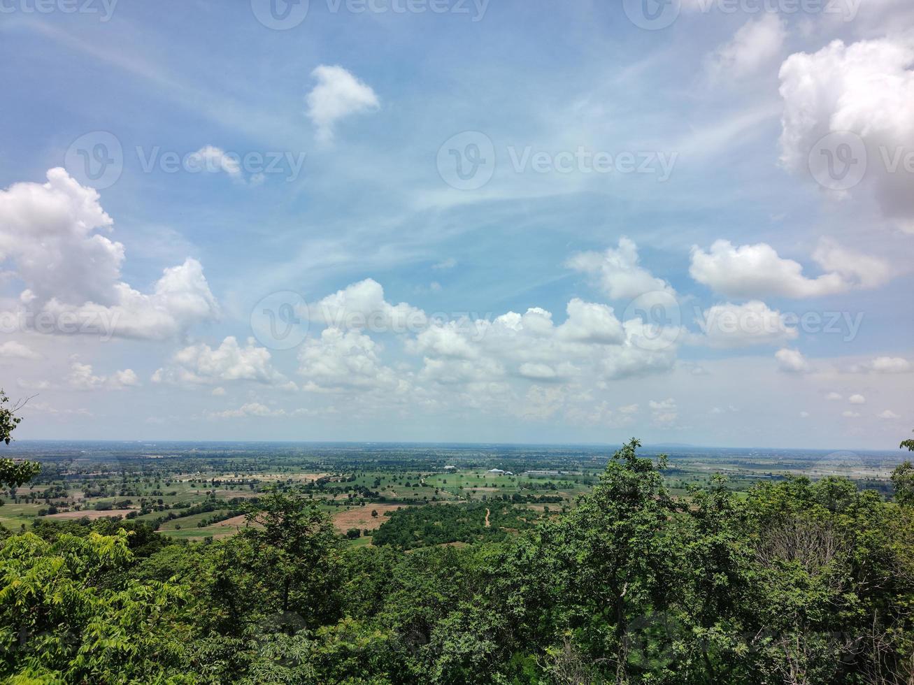 bos en bewolkt blauw hemelachtergrondlandschap in thailand foto