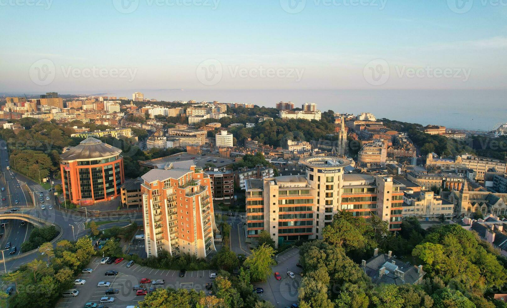 antenne visie van Brits toerist attractie van bournemouth strand en zee visie stad van Engeland Super goed Brittannië uk. beeld gevangen genomen met drone's camera Aan september 9e, 2023 gedurende zonsondergang foto