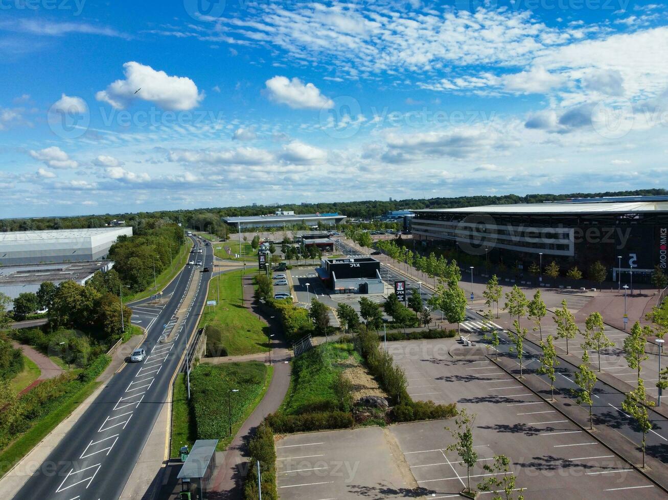 hoog hoek beeldmateriaal van Brits weg en verkeer Bij caldecotte meer van milton keynes stad van Engeland Super goed Brittannië, mooi visie gevangen genomen Aan augustus 21e, 2023 met drone's camera gedurende zonnig dag foto