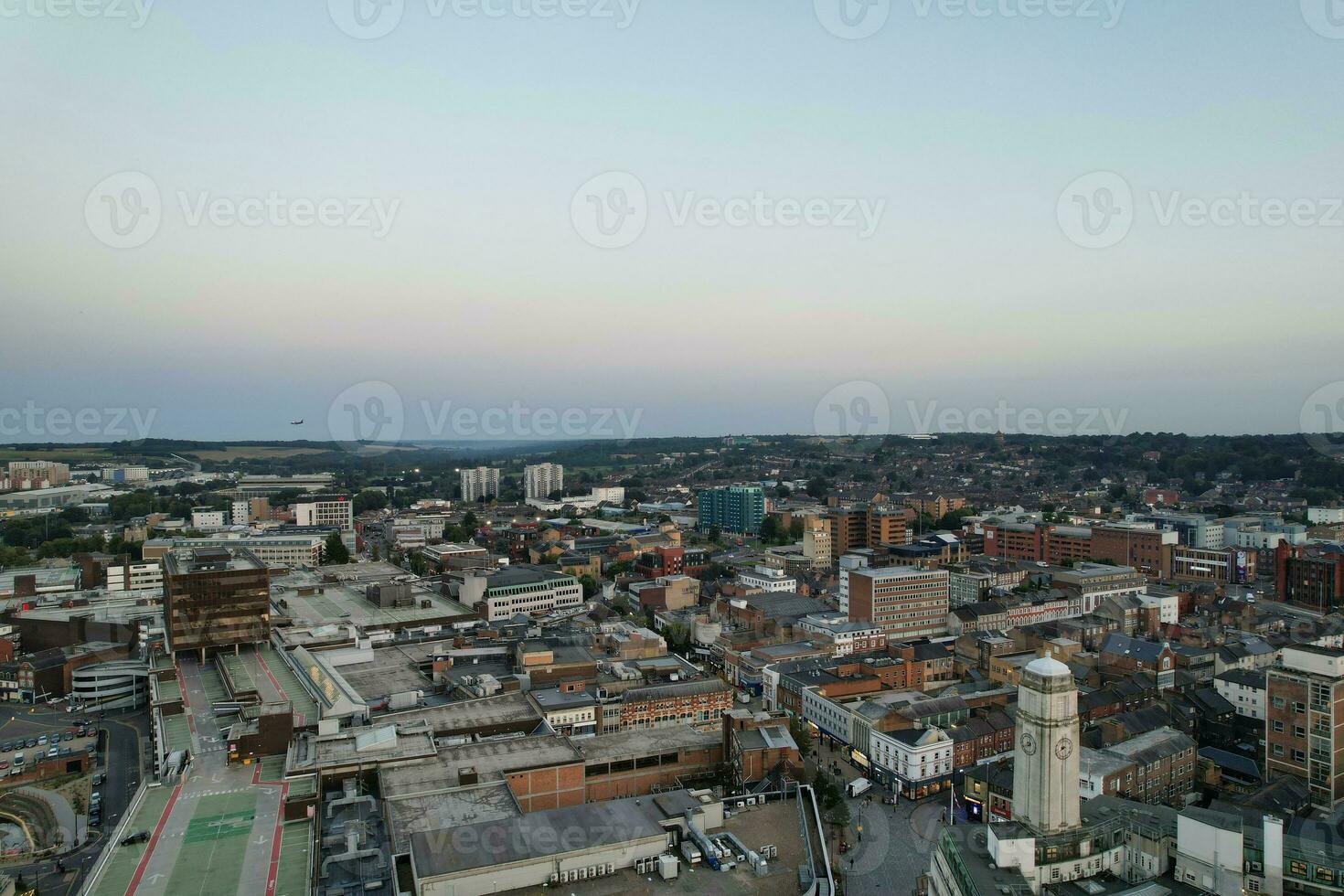 antenne visie van verlichte downtown gebouwen, wegen en centraal luton stad van Engeland uk Bij begin van Doorzichtig weer nacht van september 5e, 2023 foto