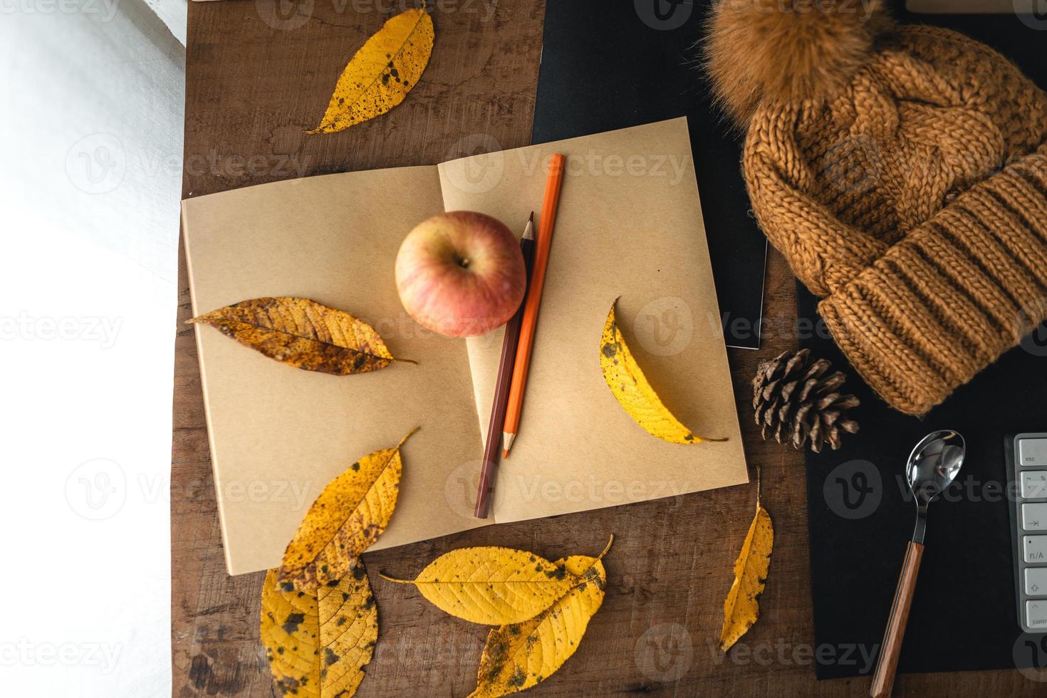 koffie in een mok op het bureau in de herfst foto