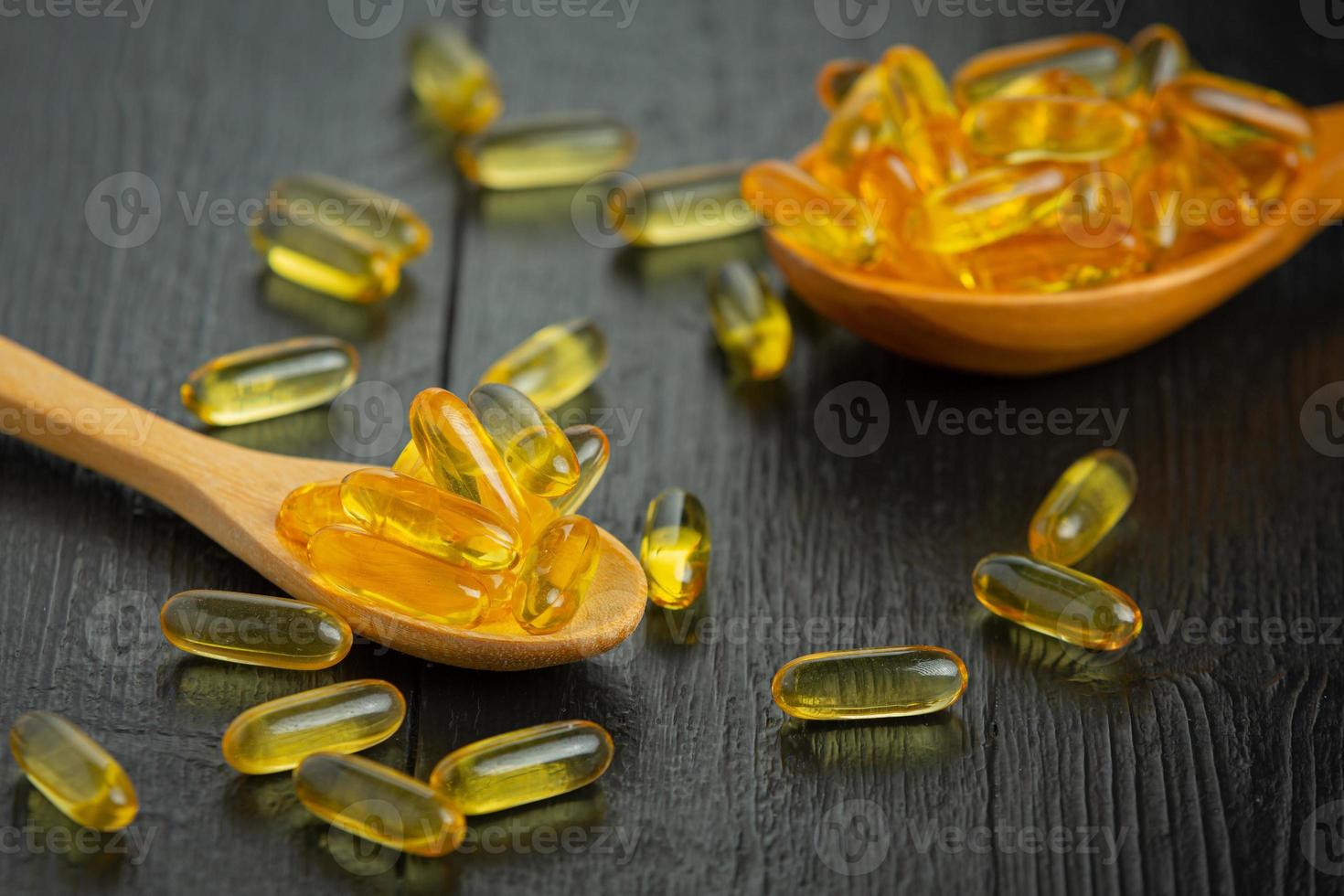 gezonde verse knoflook en knoflookcapsules foto