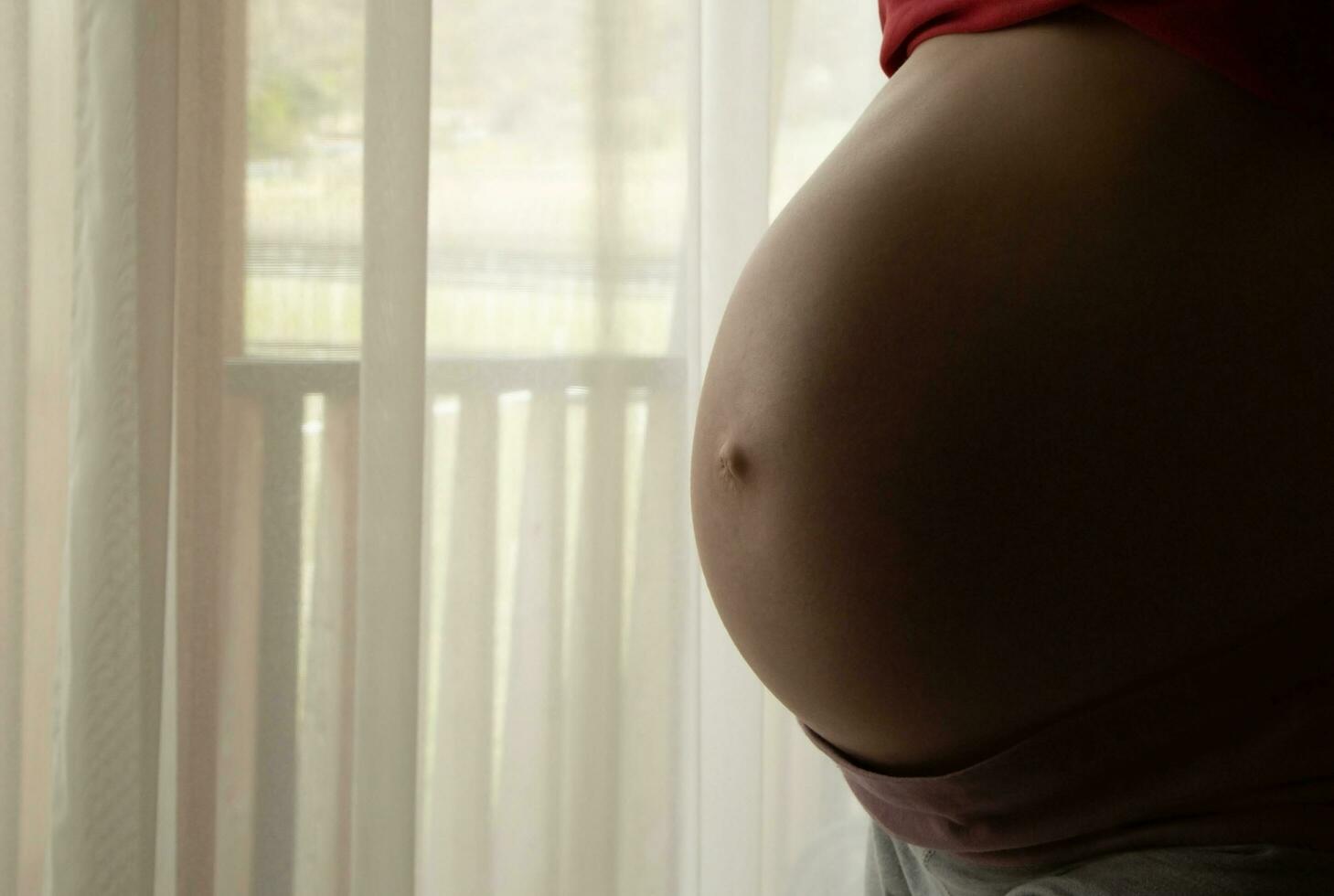 een zwanger vrouw met haar buik blootgesteld foto