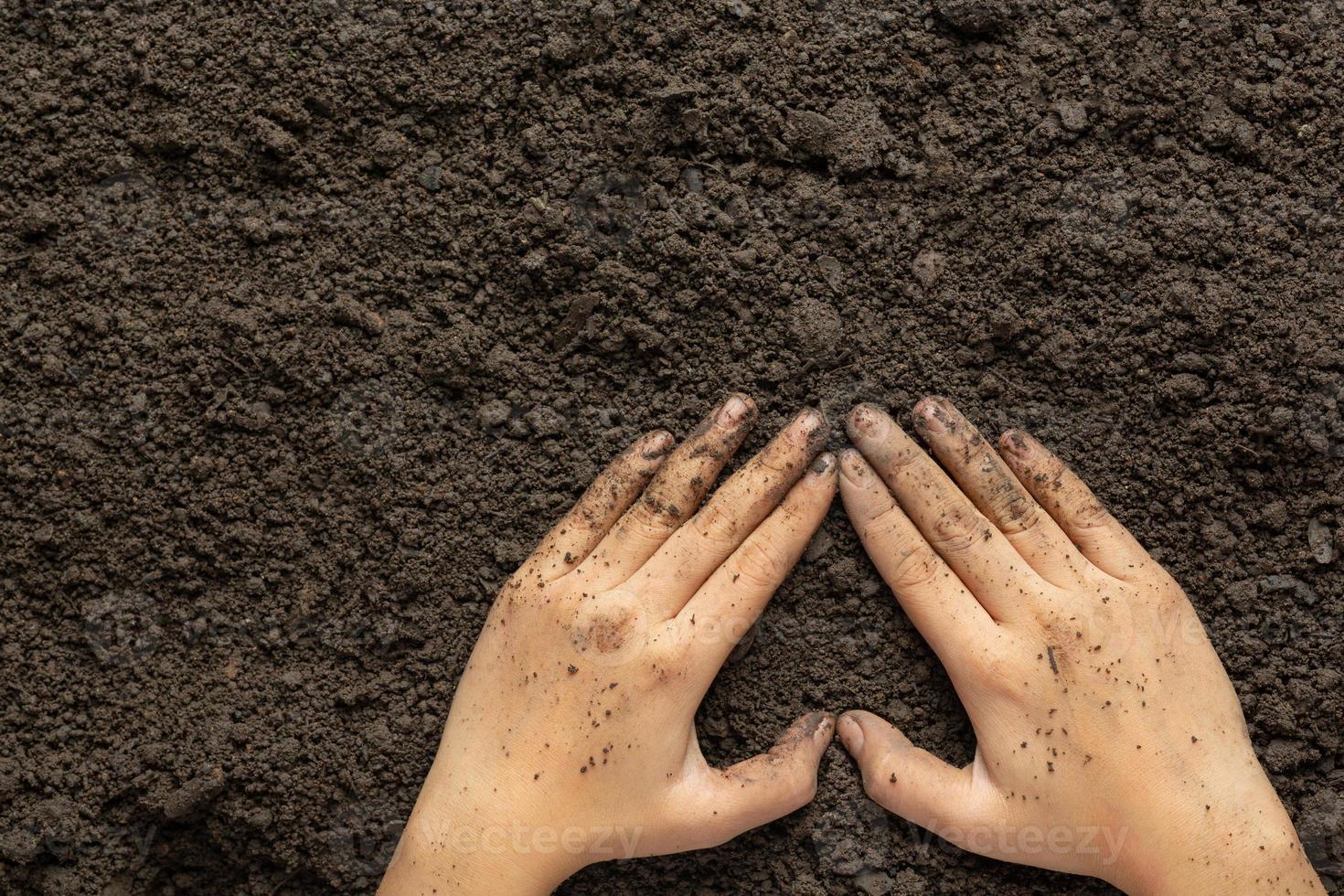 hand met zwarte aarde voor het verbouwen van gewassen wereldbodemdag concept foto