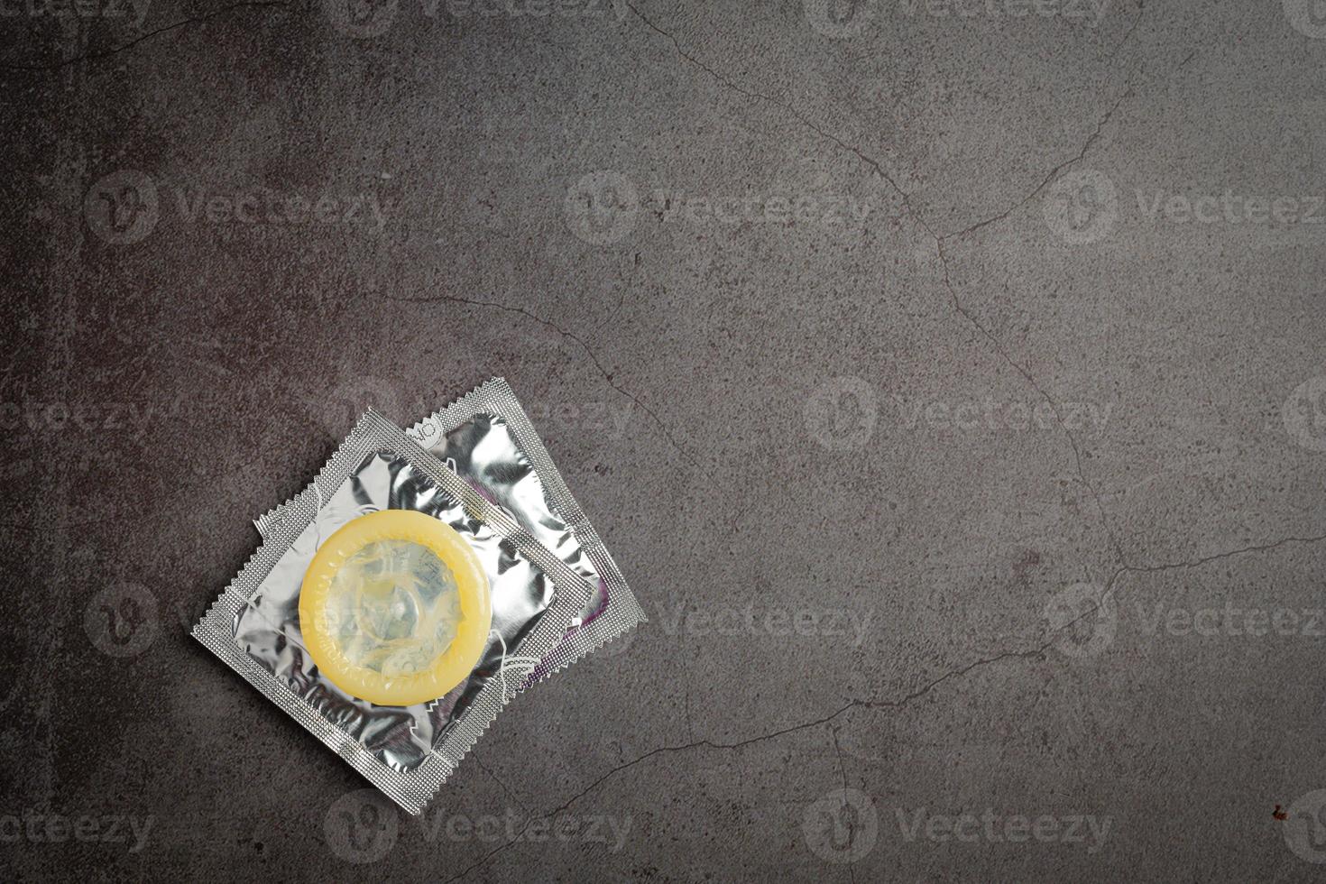 condooms geplaatst op schoolbord achtergrond wereldgezondheidsdag concept foto