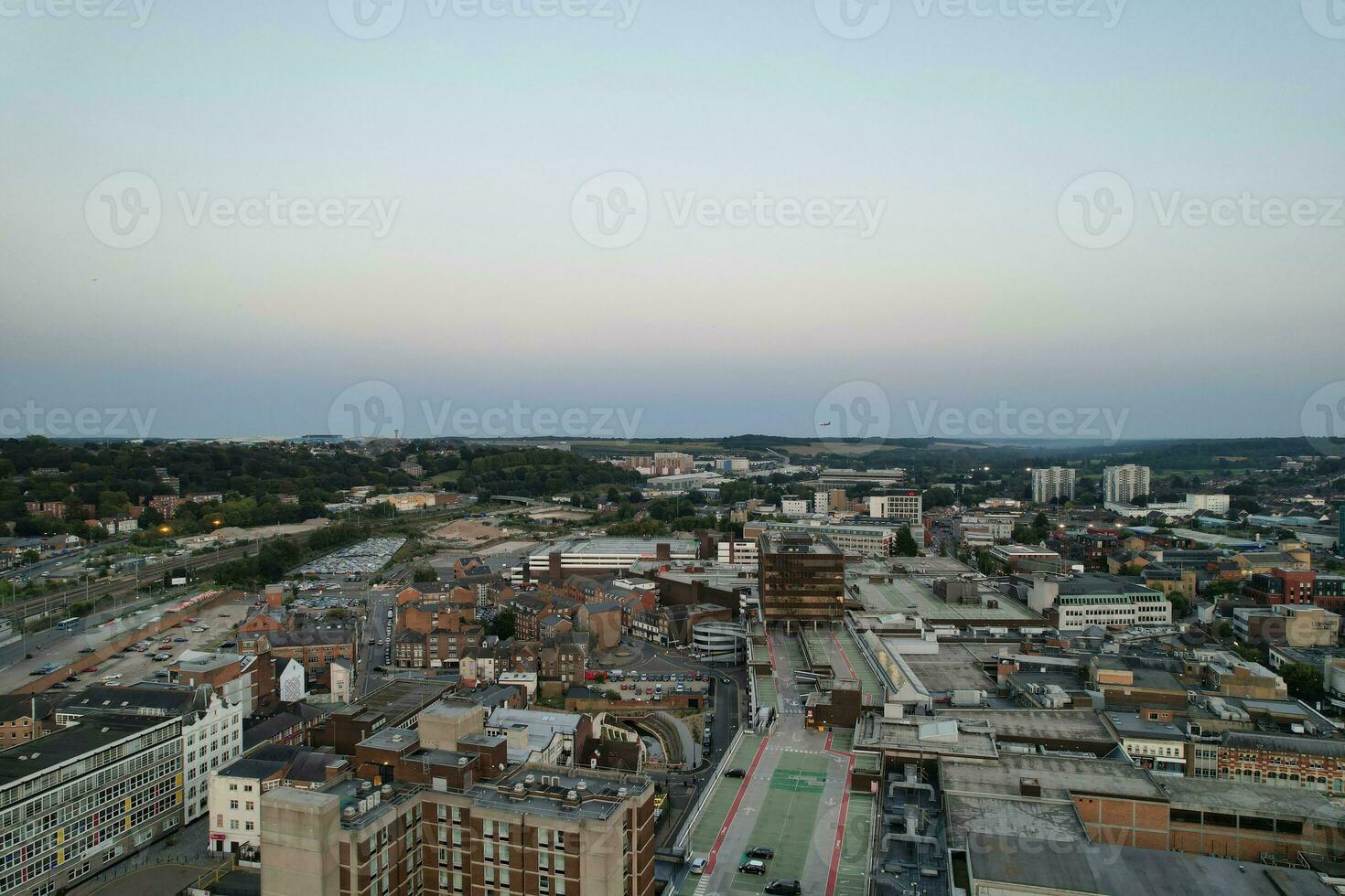 antenne visie van verlichte downtown gebouwen, wegen en centraal luton stad van Engeland uk Bij begin van Doorzichtig weer nacht van september 5e, 2023 foto