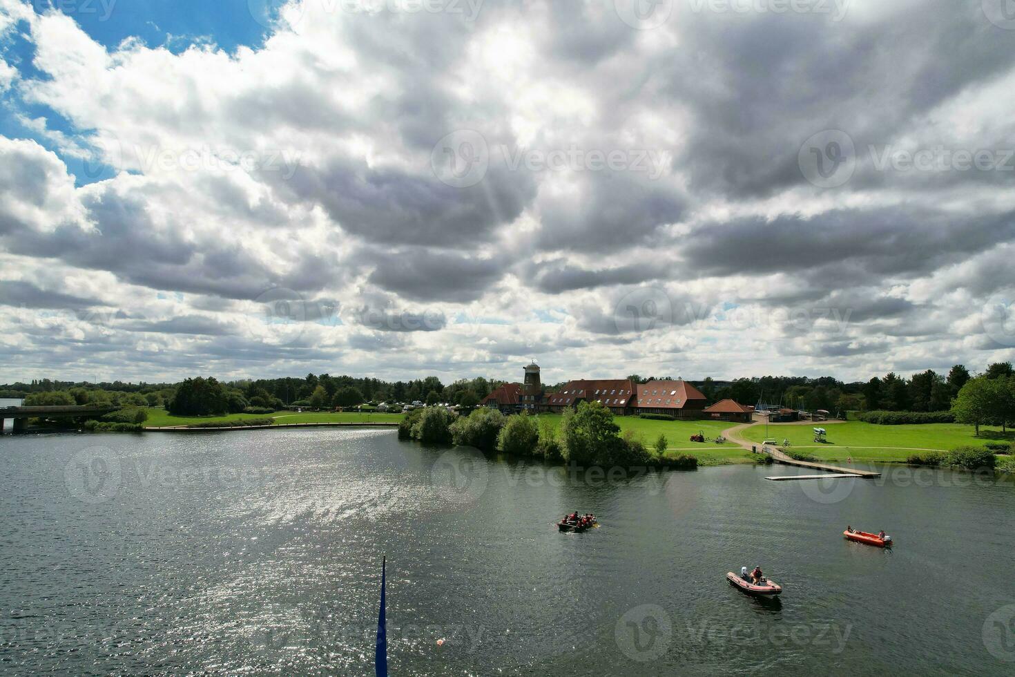 hoog hoek beeldmateriaal van mensen zijn varen Bij caldecotte meer gelegen Bij milton keynes stad van Engeland Super goed Brittannië uk. de antenne landschap was gevangen genomen Aan augustus 21e, 2023 met drone's camera foto