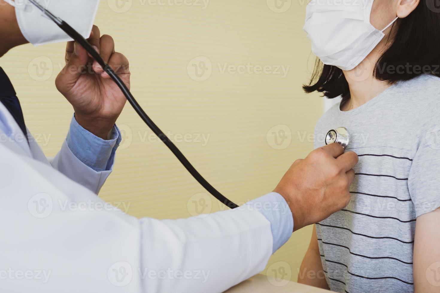 arts die stethoscoop gebruikt om patiënt in ziekenhuiskliniek te onderzoeken foto