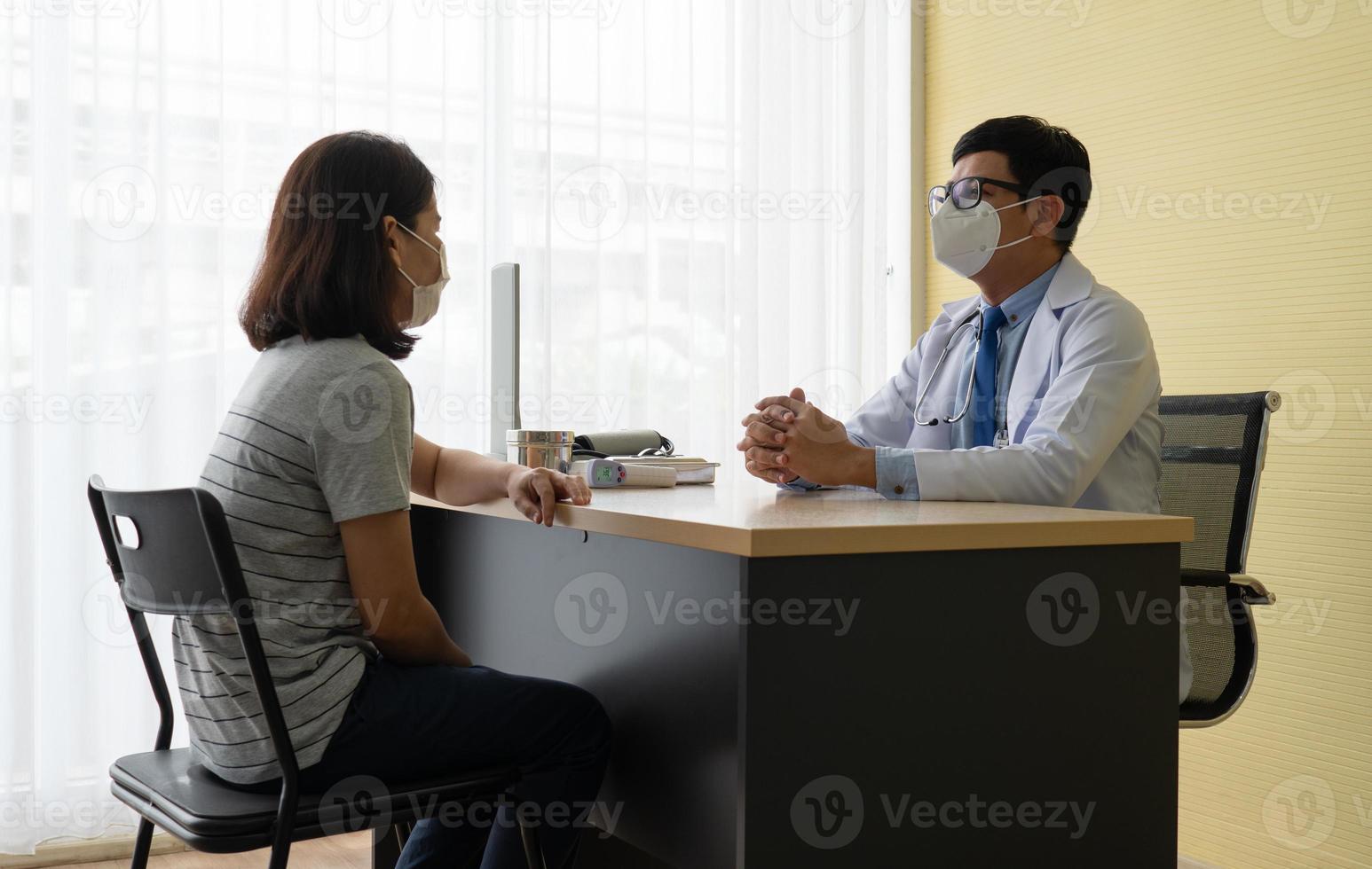 patiënt met psychische problemen bezoek psychiater in ziekenhuis foto