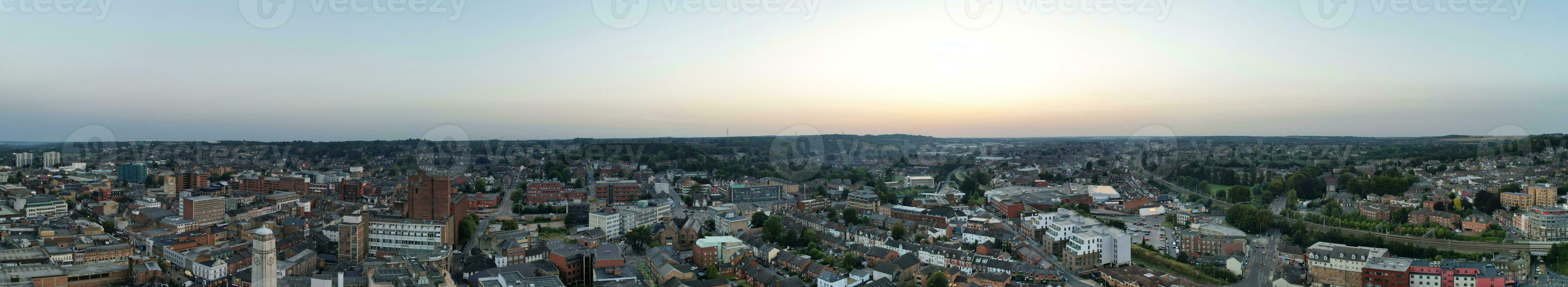 ultra breed antenne panoramisch visie van verlichte downtown gebouwen, wegen en centraal luton stad van Engeland uk Bij begin van Doorzichtig het weer nacht van september 5e, 2023 foto