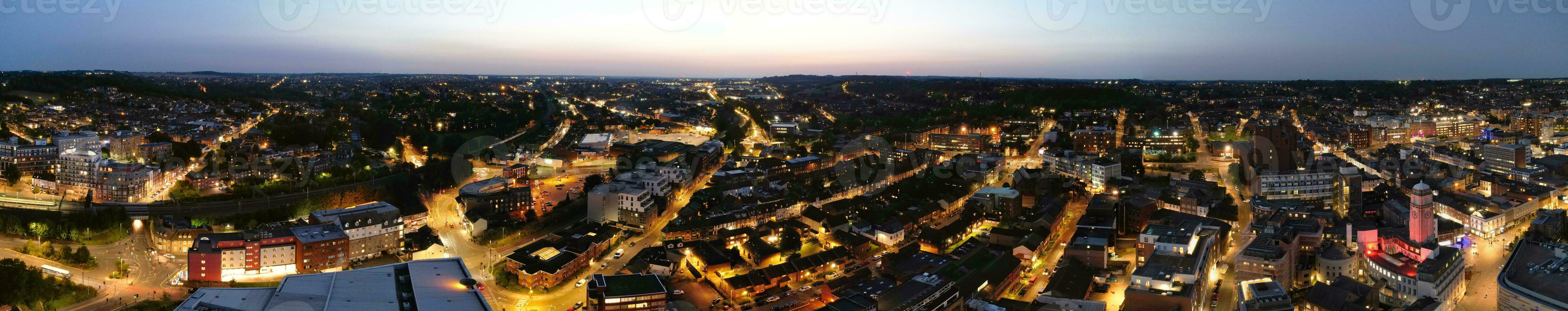 ultra breed antenne panoramisch visie van verlichte downtown gebouwen, wegen en centraal luton stad van Engeland uk Bij begin van Doorzichtig het weer nacht van september 5e, 2023 foto