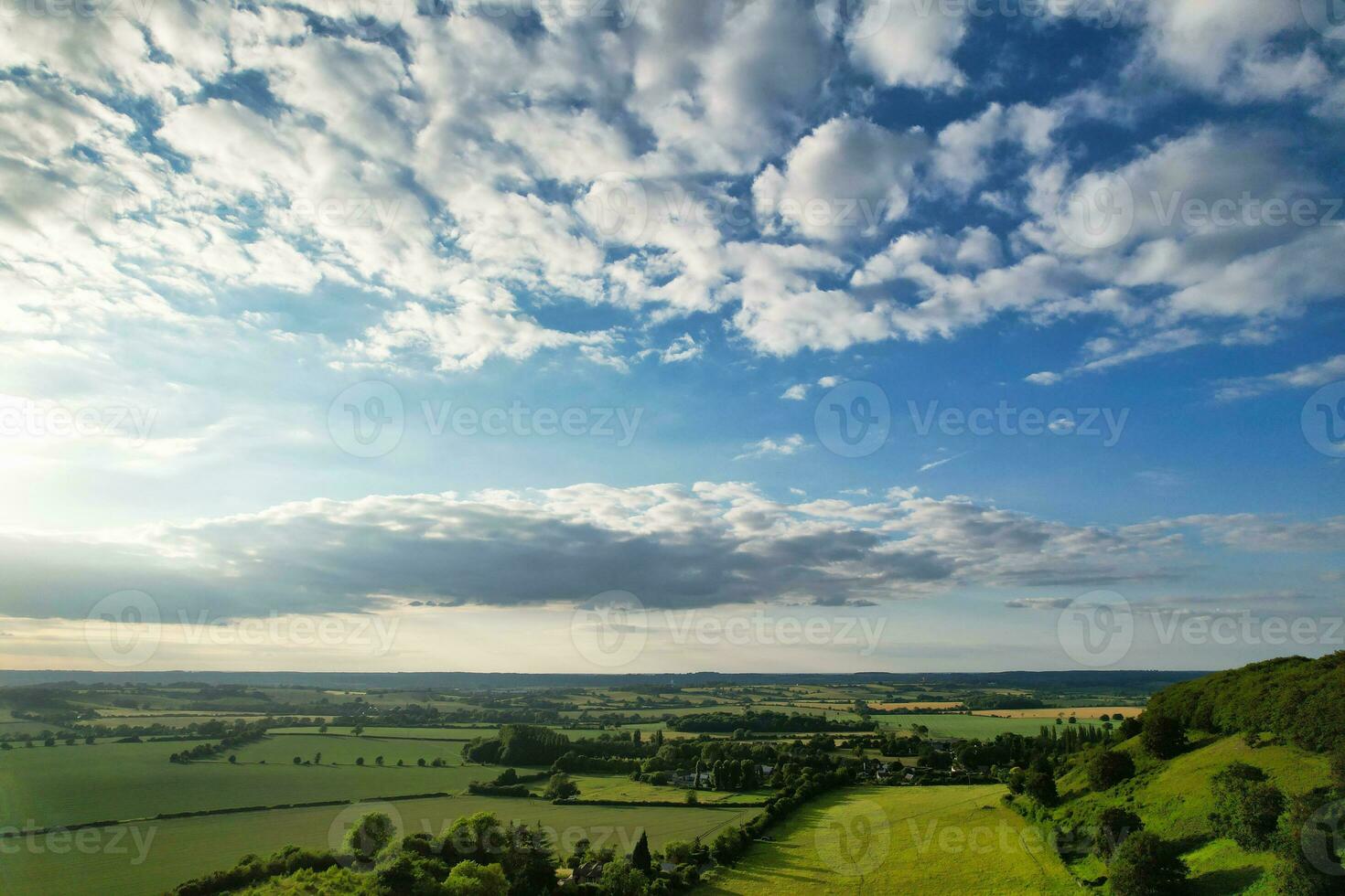 meest mooi hoog hoek visie van dramatisch lucht en wolken over- Brits platteland landschap gedurende zonsondergang foto