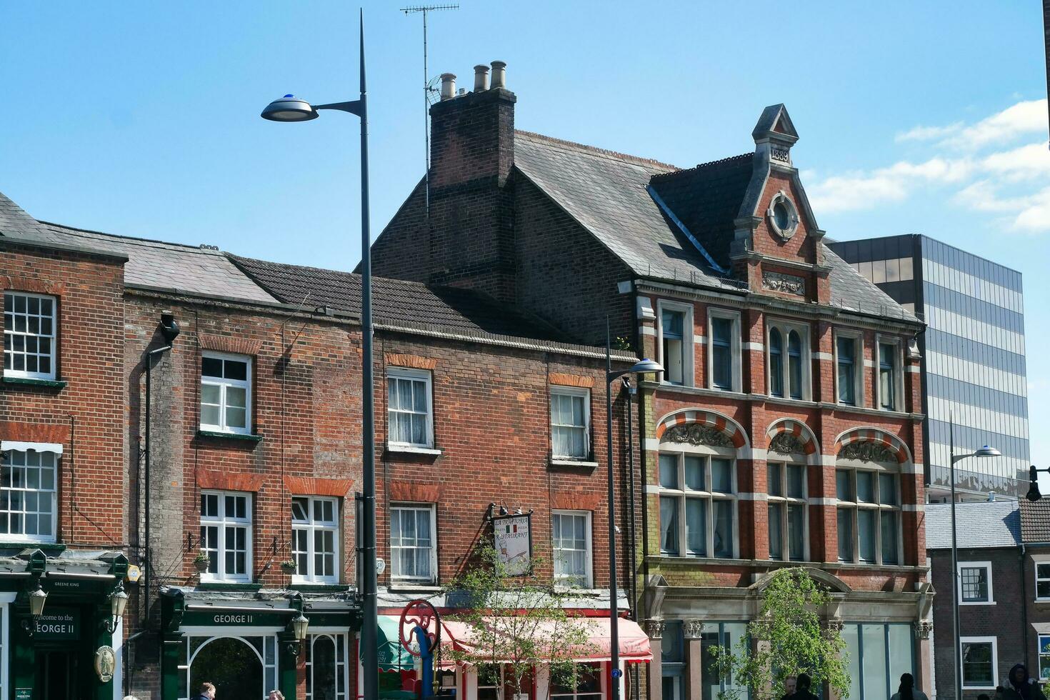 laag hoek visie van centraal luton stad en downtown gebouwen in de buurt centraal spoorweg station van luton dorp, Engeland Super goed Brittannië uk. de beeld gevangen genomen Aan Doorzichtig zonnig dag van juni 2e, 2023 foto