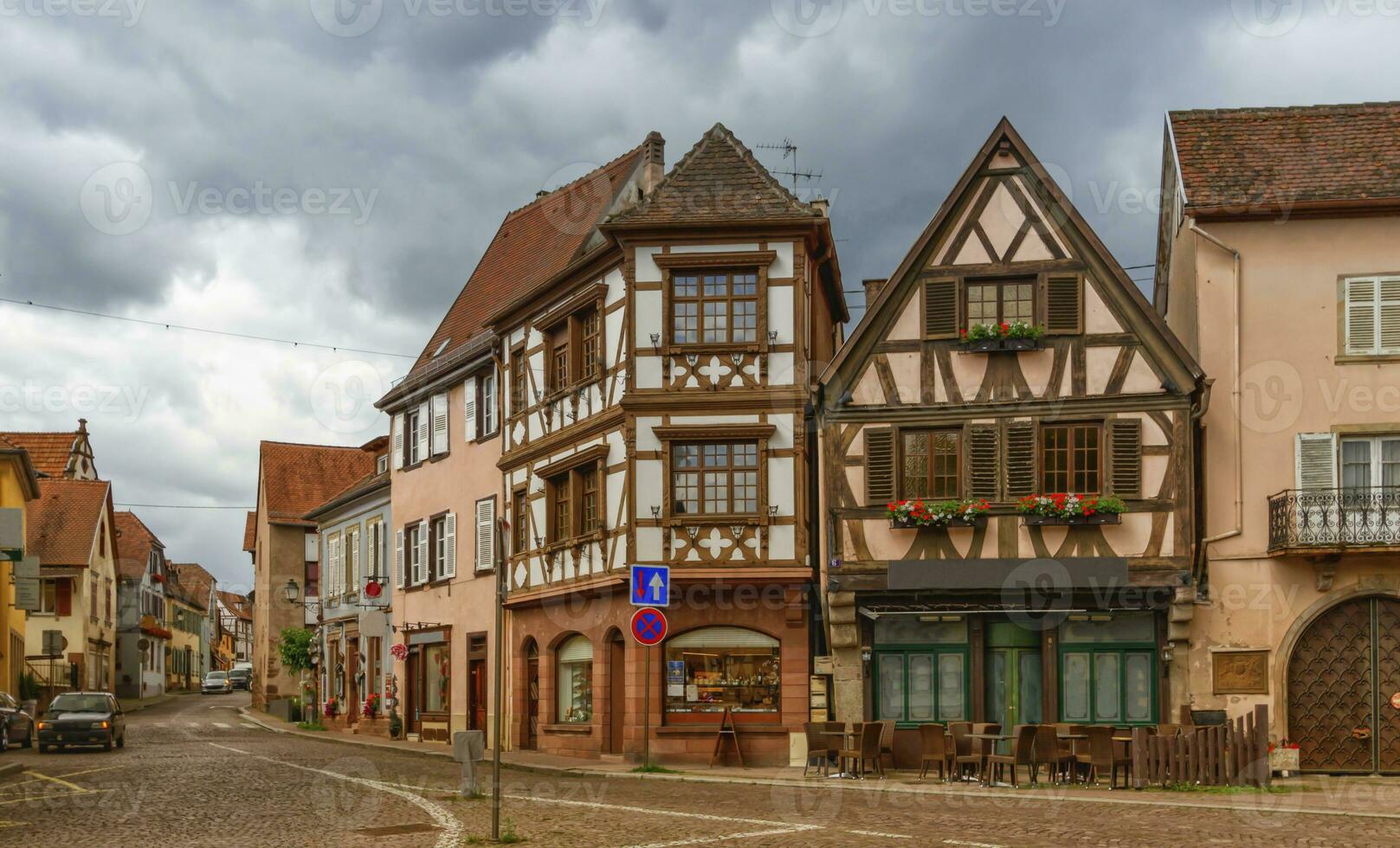 straat en huizen in obernai, Elzas, Frankrijk foto