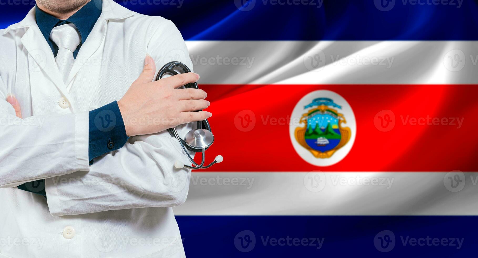 dokter met stethoscoop Aan costa rica vlag. costa rica nationaal Gezondheid concept, Gezondheid en zorg met vlag van costa rica foto