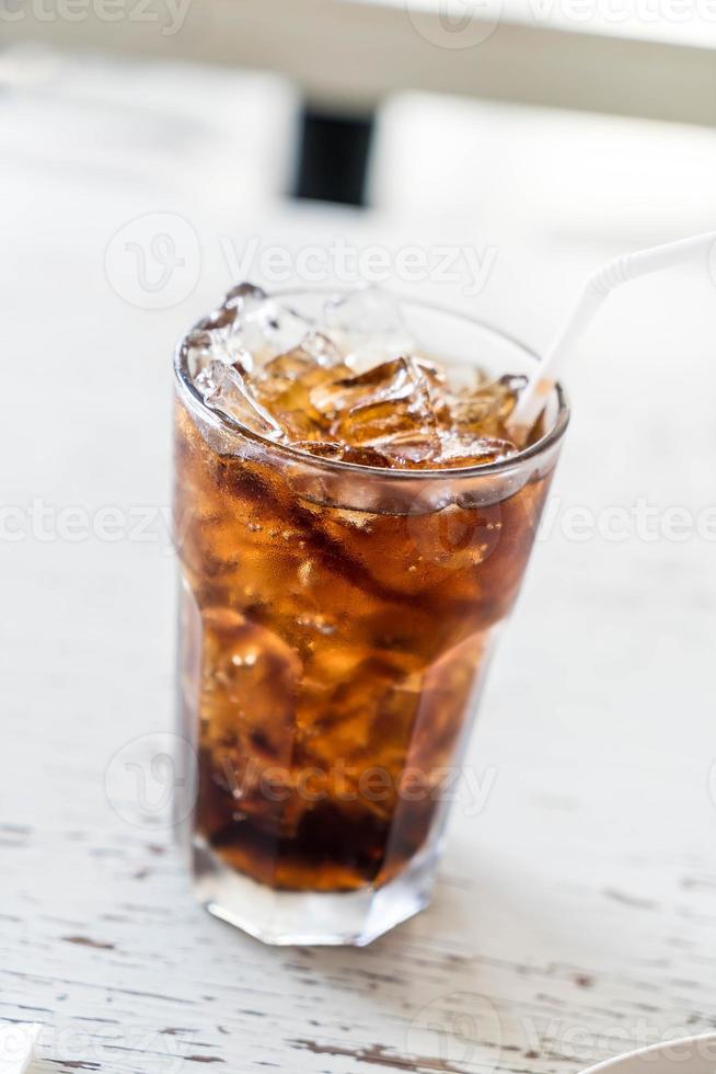 ijskoud colaglas op tafel foto