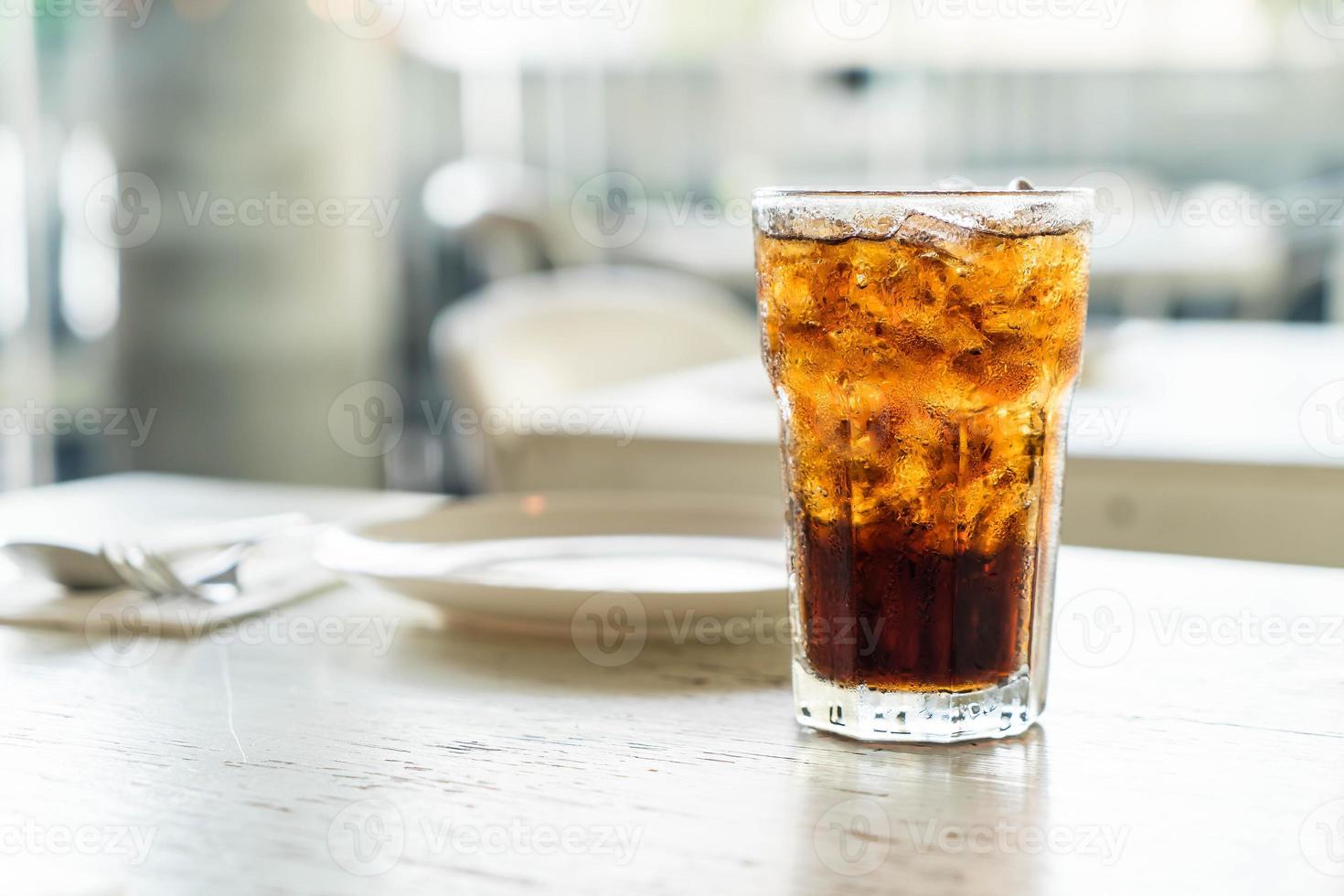 ijskoud colaglas op tafel foto