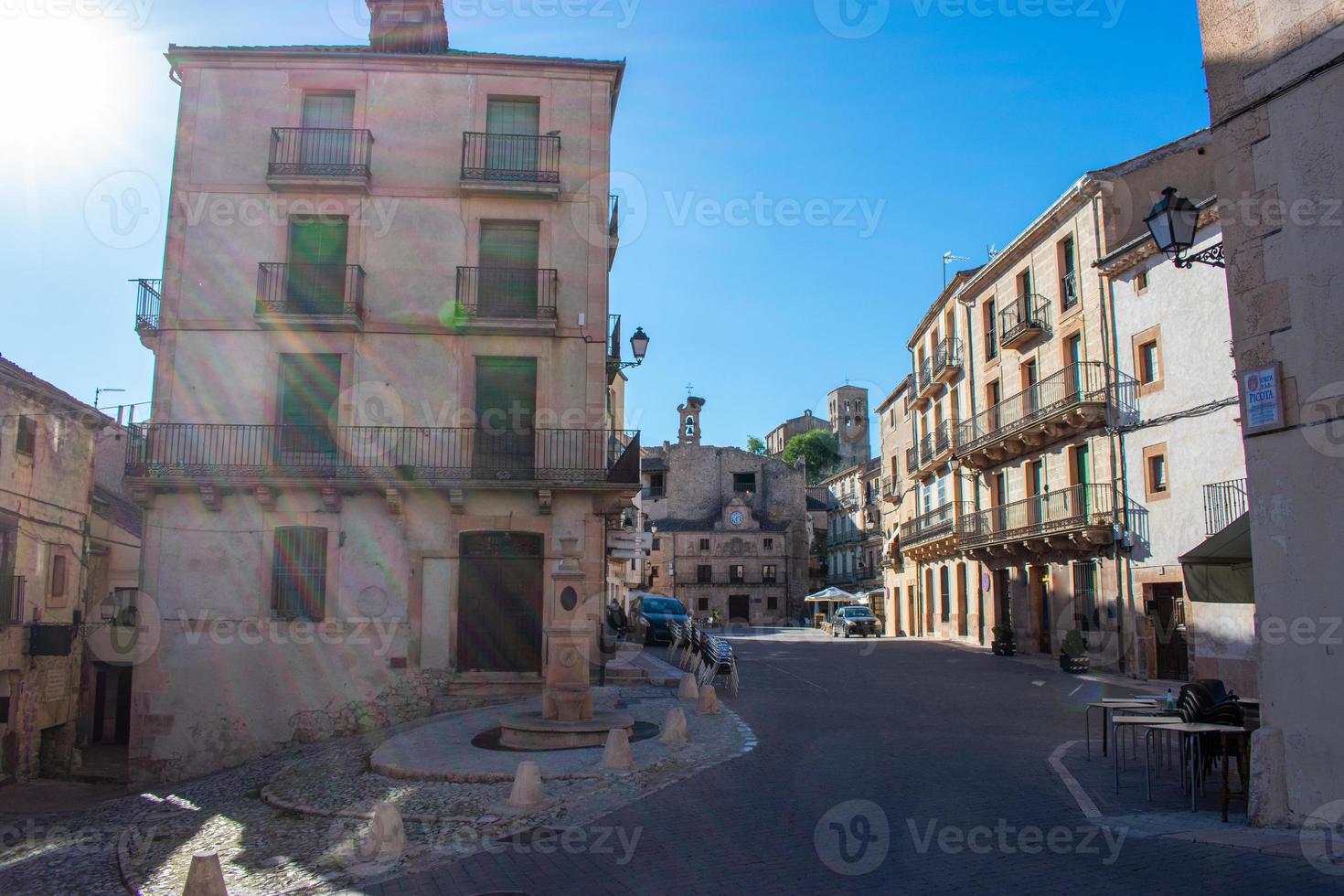 uitzicht op de gebouwen en straten van een middeleeuws stadje in spanje foto