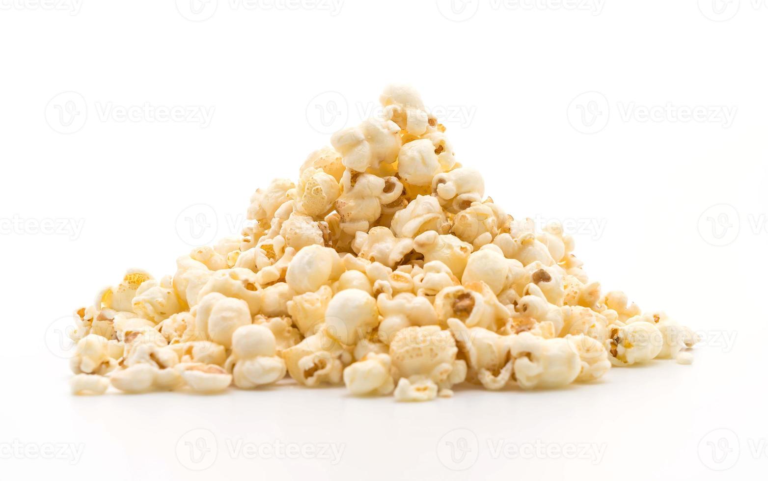 karamel popcorn op witte achtergrond foto