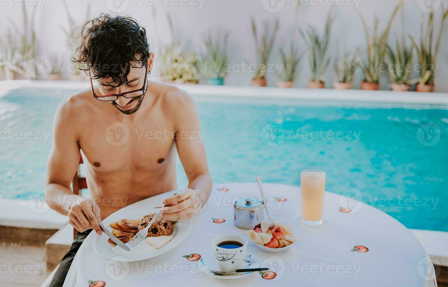 jong Mens Aan vakantie in hotel hebben ontbijt in de buurt zwemmen zwembad. ontbijt in de buurt de zwemmen zwembad. persoon hebben ontbijt in de hotel met zwembad in de achtergrond foto