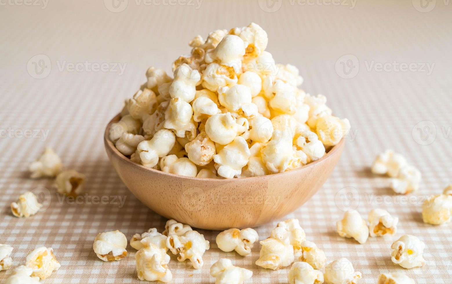 karamel popcorn in kom op tafel foto