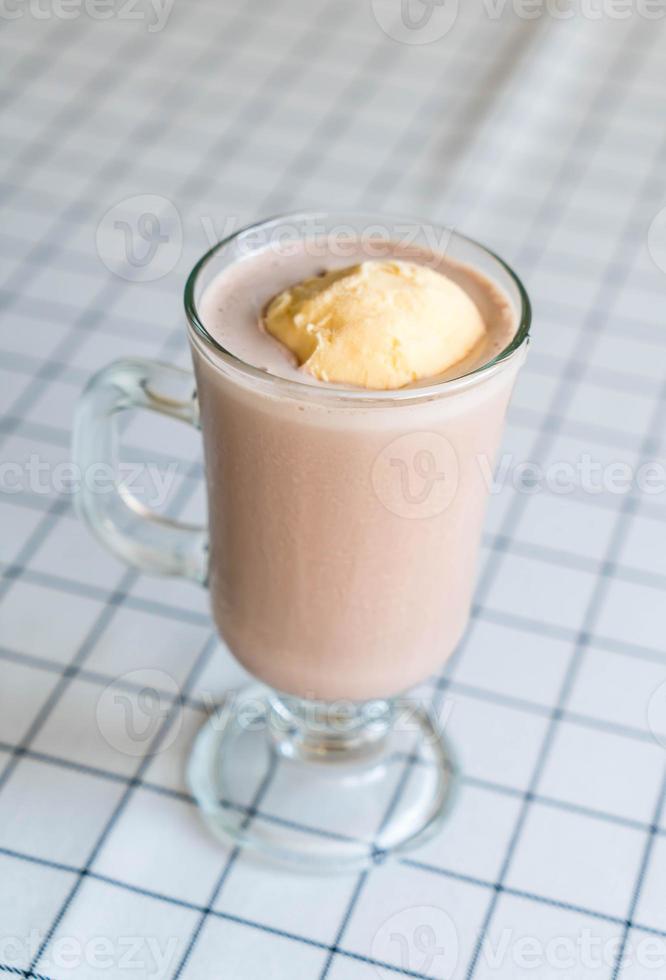 chocolade frappe met vanille ijs erop foto