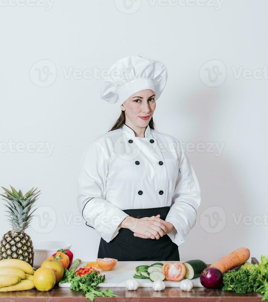 portret van een vrouw chef omringd door vers groenten, portret van een vrouw chef met vers groenten Aan de tafel, een vrouw voedingsdeskundige met een tafel van groenten foto