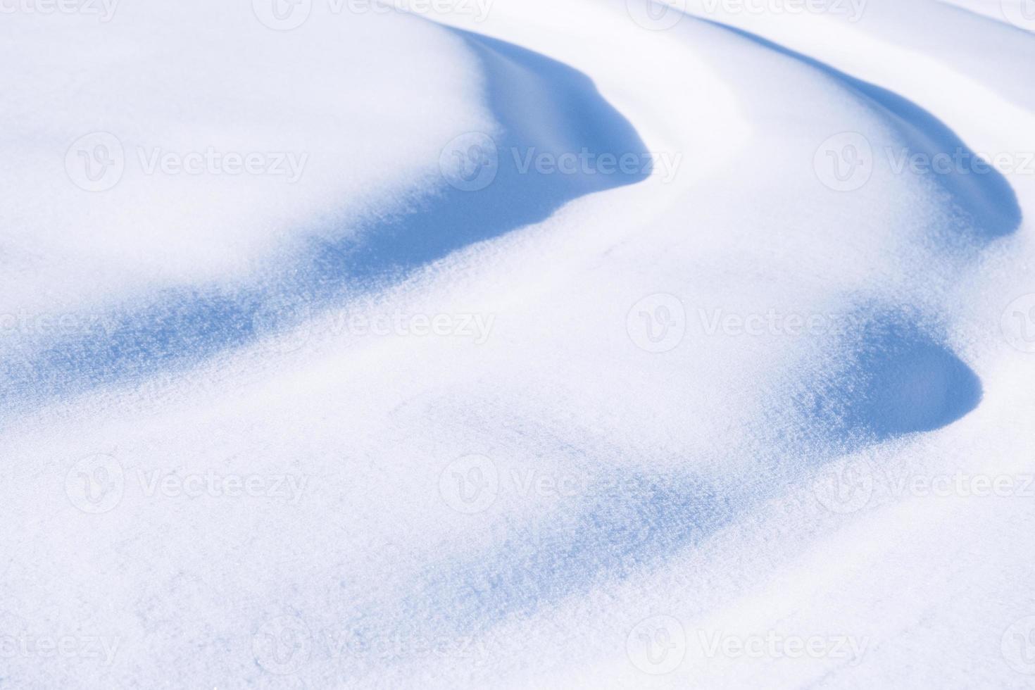 getextureerde sneeuwbankclose-up, schone witte sneeuwtextuur foto