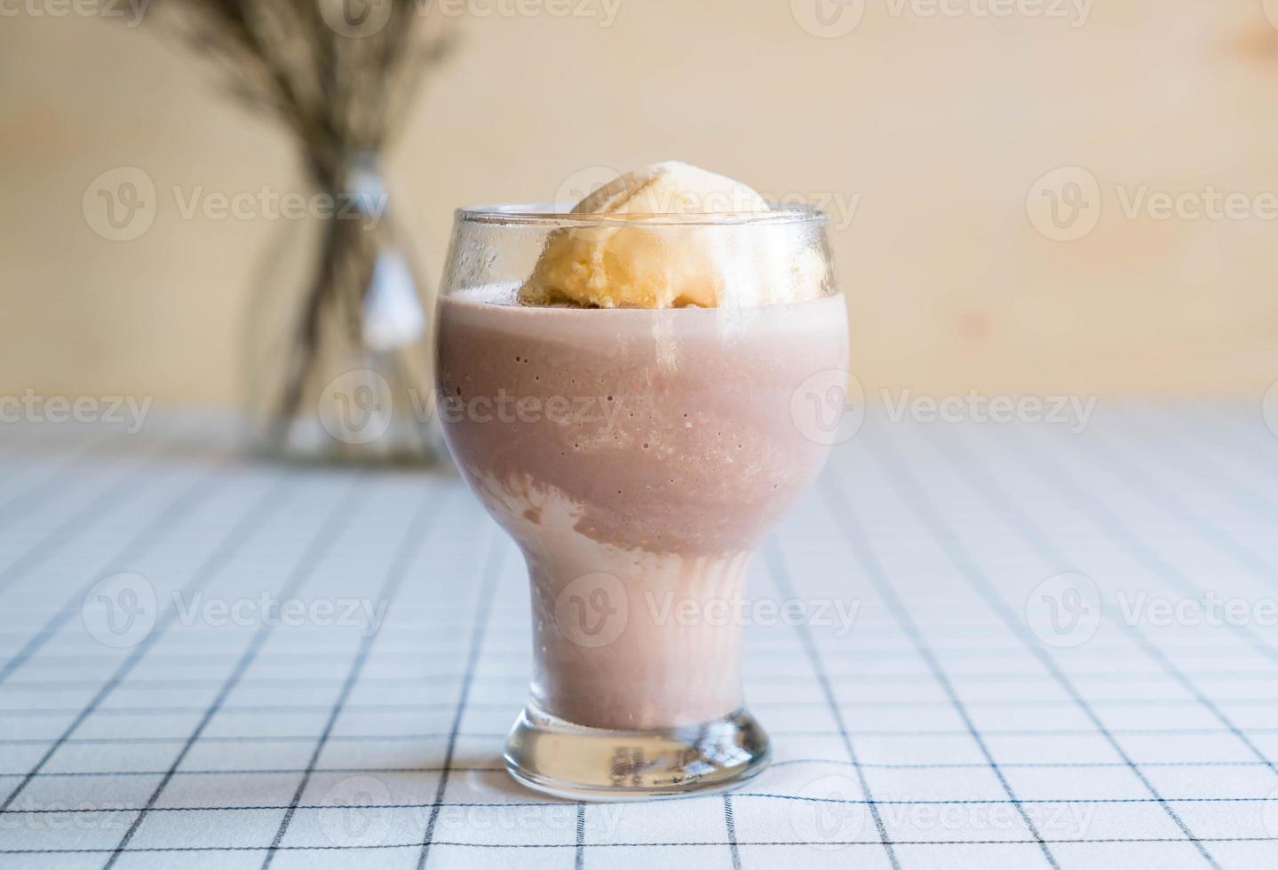 chocolade frappe met vanille ijs erop foto