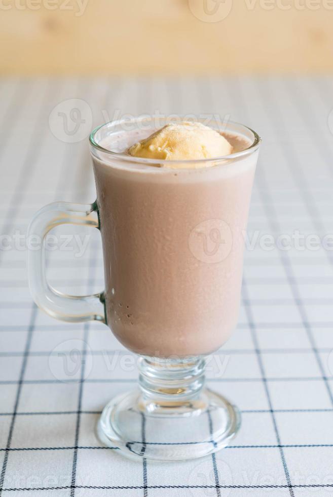 chocolade frappe met vanille ijs erop foto