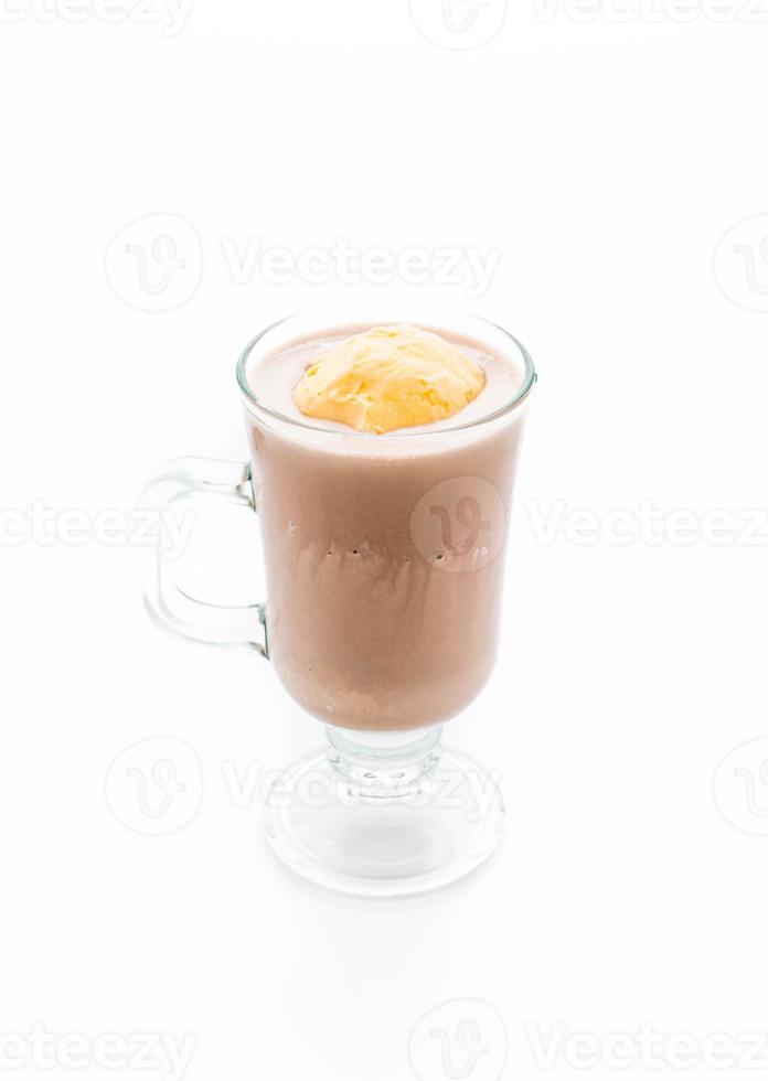 chocolade frappe met vanille ijs erop foto