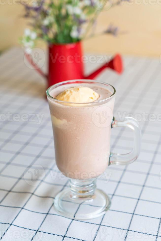 chocolade frappe met vanille ijs erop foto