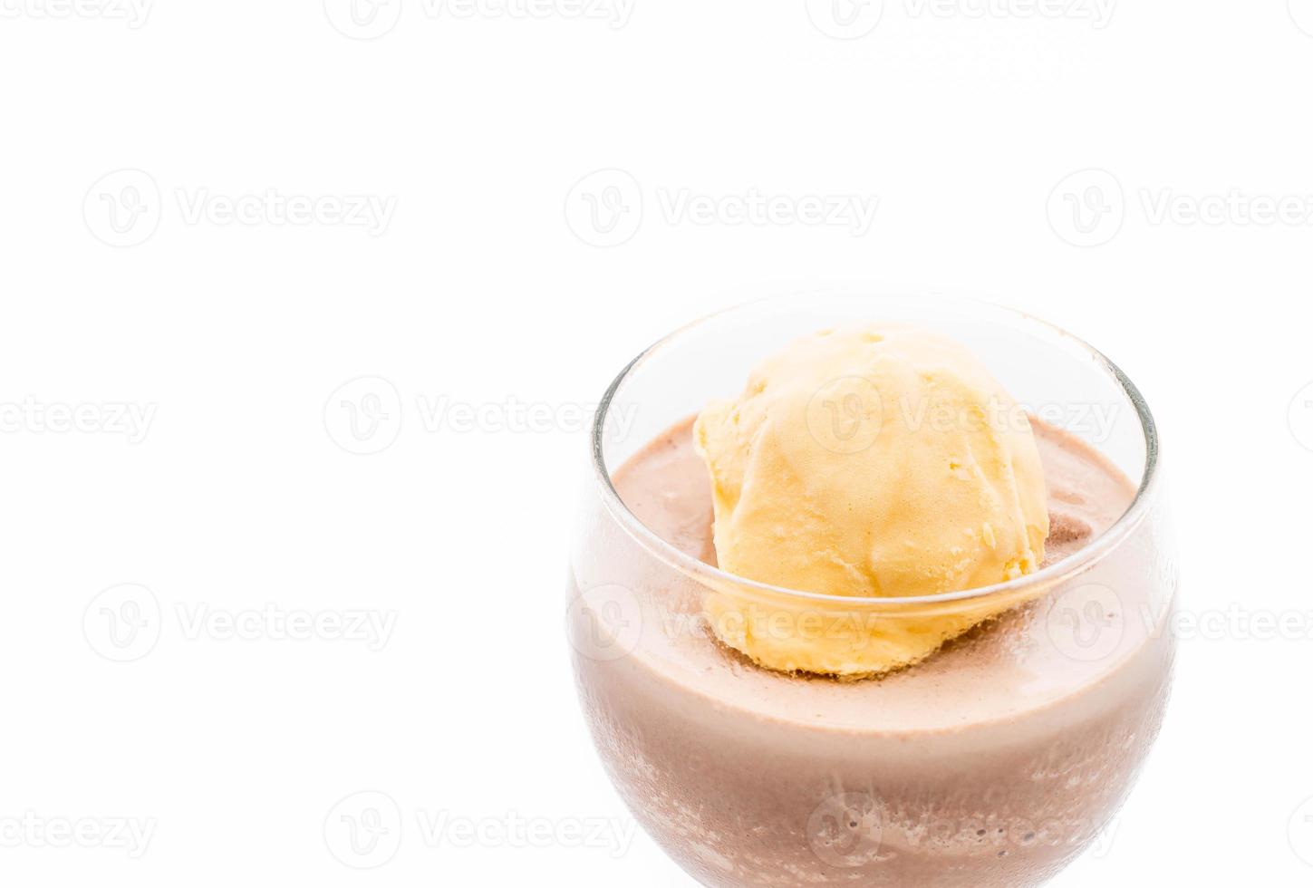 chocolade frappe met vanille ijs erop foto