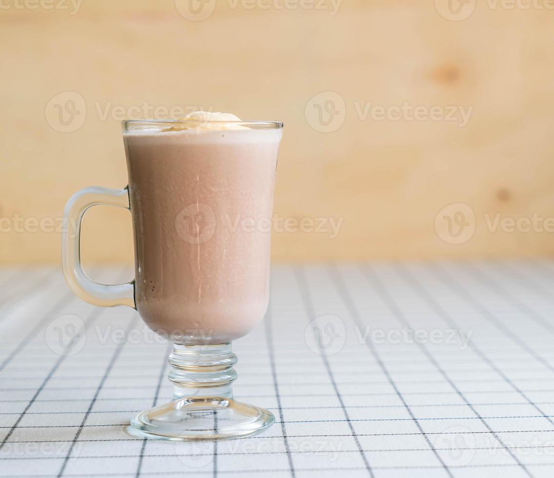 chocolade frappe met vanille ijs erop foto