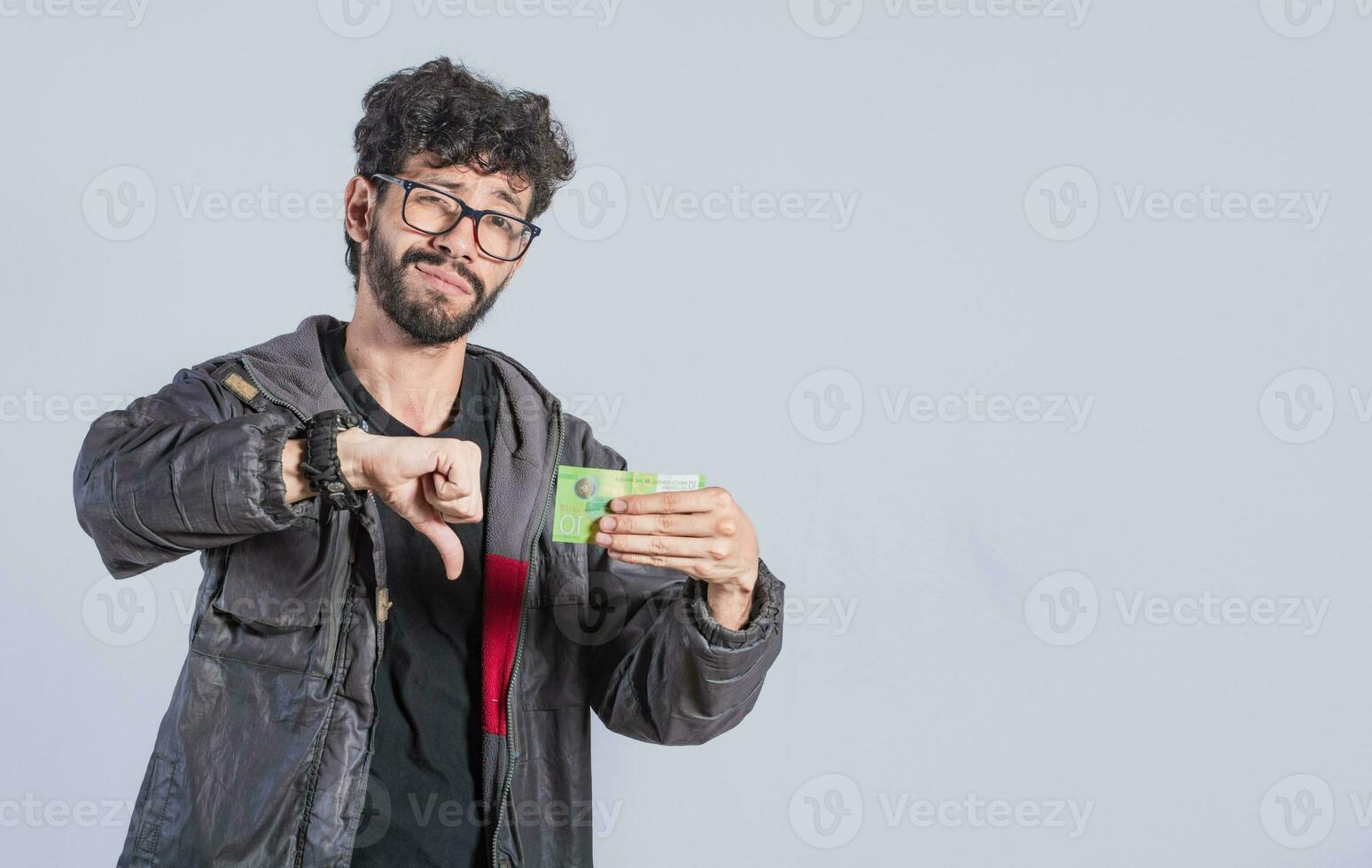 concept van een persoon met geld problemen. ongelukkig persoon met een Nicaraguaanse bankbiljet met zijn duim omlaag, verdrietig persoon met een bank Notitie met zijn duim naar beneden foto