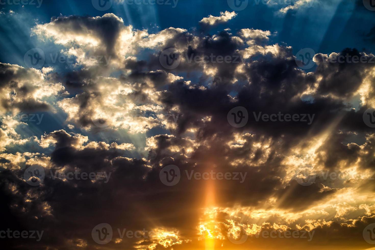 donkere en glanzende zachte wolken aan de lucht foto