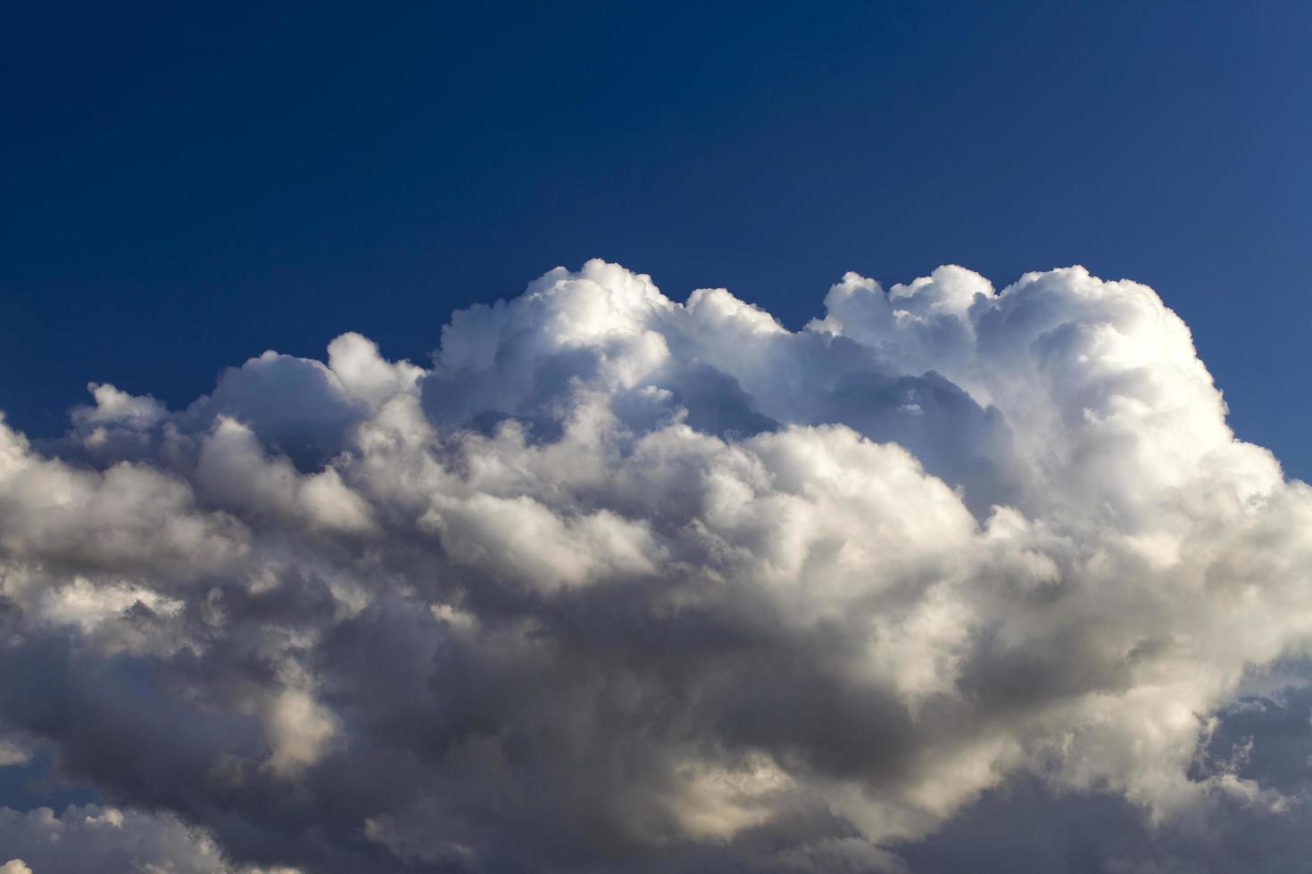 donkere en glanzende zachte wolken aan de lucht foto