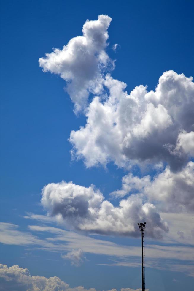 donkere en glanzende zachte wolken aan de lucht foto