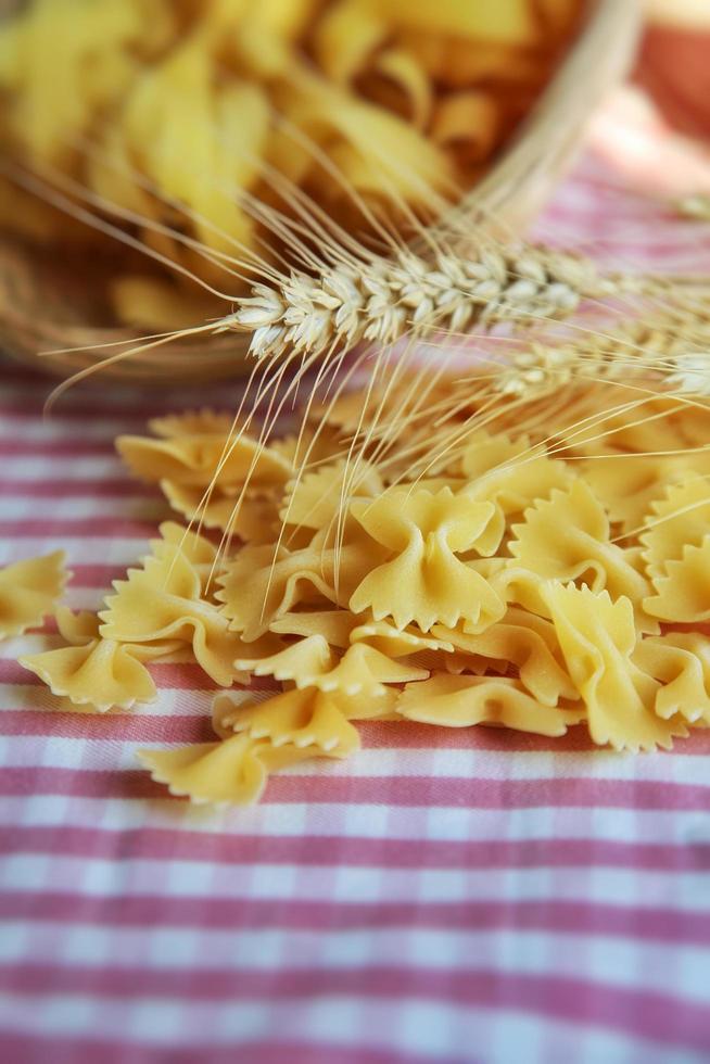 italiaanse macaroni pasta ongekookt rauw voedsel foto