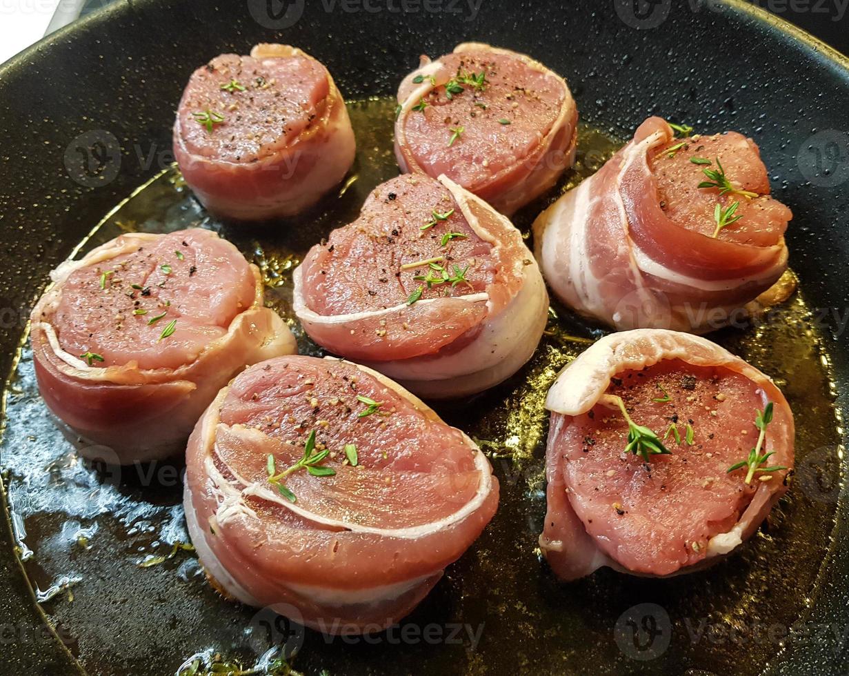 varkenshaas omwikkeld met spek en salade foto